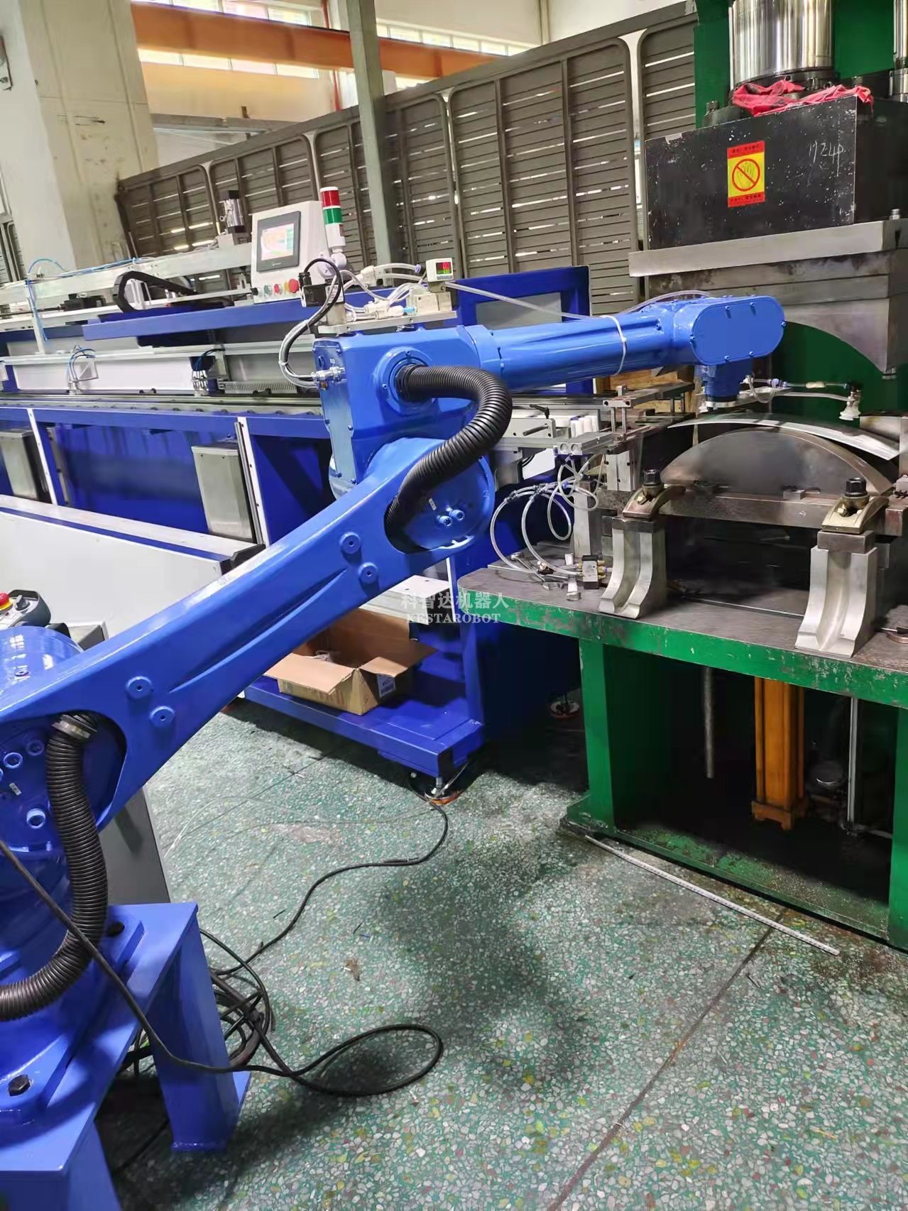 豪橫老板上六軸沖壓機器人代替工人(圖5) 豪橫老板上六軸沖壓機器人代替工人(圖5)